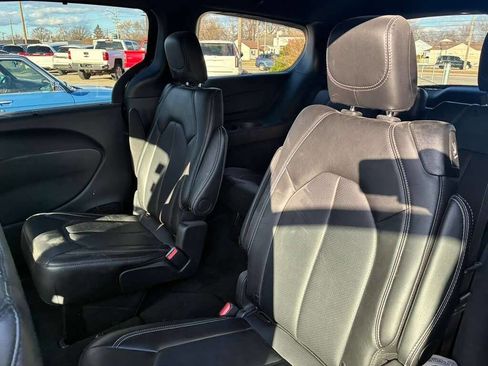 Used 2025 Chrysler Pacifica Select image 10