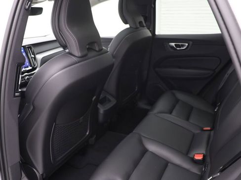 Used 2025 Volvo XC60 B5 Core image 11