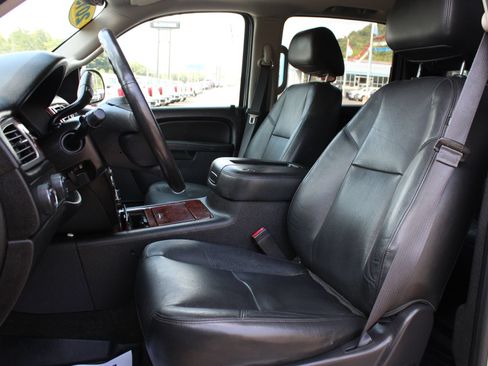 Used 2013 Chevrolet Avalanche LTZ AWD/4WD image 17