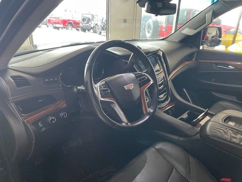 Used 2018 Cadillac Escalade ESV Luxury image 18
