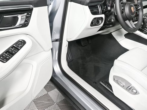 Certified 2025 Porsche Macan image 7