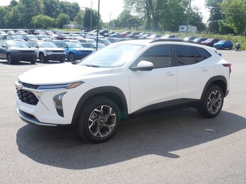 Used 2025 Chevrolet Trax LT FWD image 6