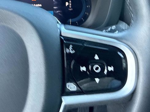 Used 2025 Volvo XC60 B5 Plus image 27