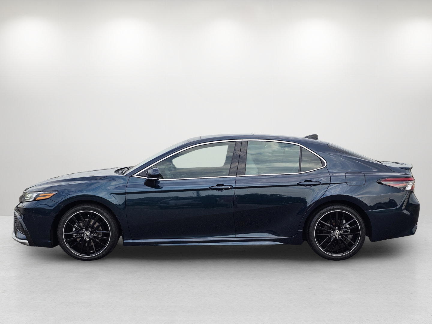 Used 2021 Toyota Camry XSE FWD image 8