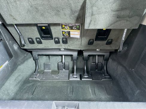 Used 2018 Toyota Sienna SE w/ SE Preferred Package FWD image 32