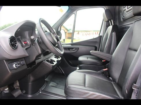 Used 2025 Mercedes-Benz Sprinter 2500 image 22