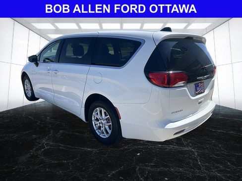 Used 2023 Chrysler Voyager LX FWD image 4