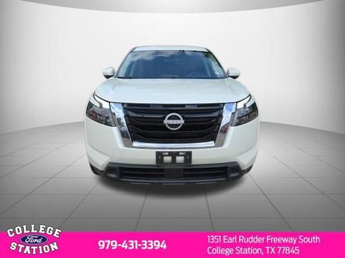 Used 2024 Nissan Pathfinder SV image 2
