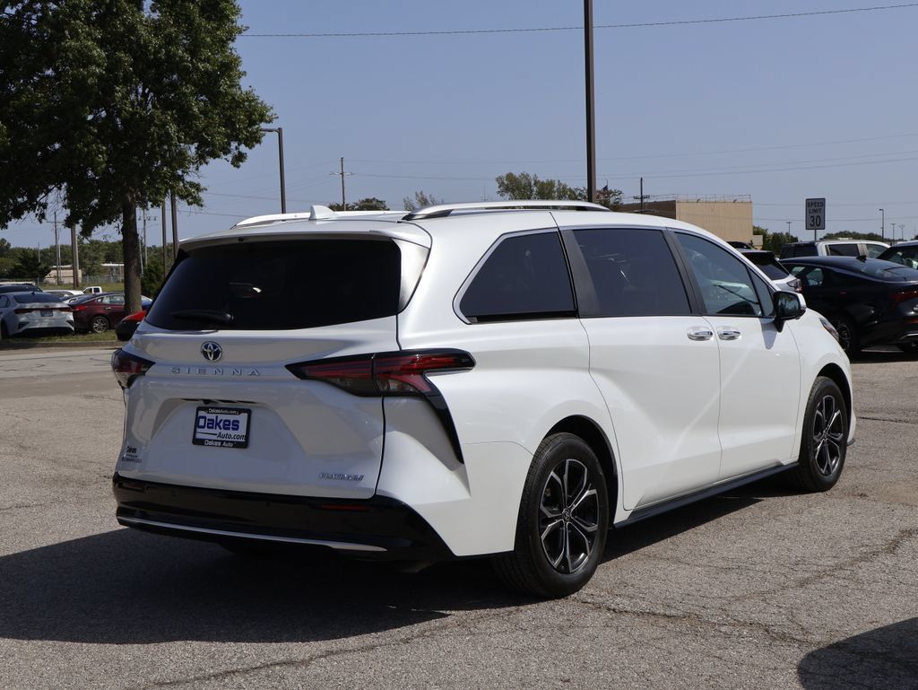 Used 2025 Toyota Sienna Platinum AWD/4WD image 6