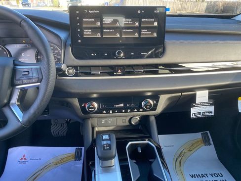 New 2025 Mitsubishi Outlander SE image 20