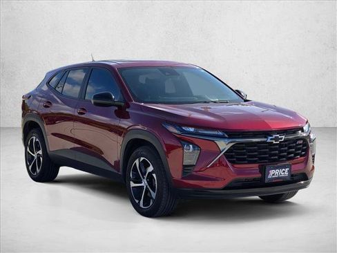 Used 2025 Chevrolet Trax RS w/ Sunroof Package FWD image 3