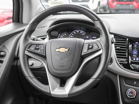 Used 2022 Chevrolet Trax LT w/ LT Convenience Package image 16