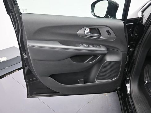 Used 2026 Chrysler Pacifica Select FWD image 9