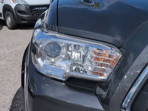 Used 2020 Toyota Tacoma SR5 RWD image 10