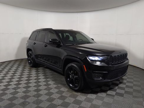Used 2023 Jeep Grand Cherokee Altitude AWD/4WD image 13