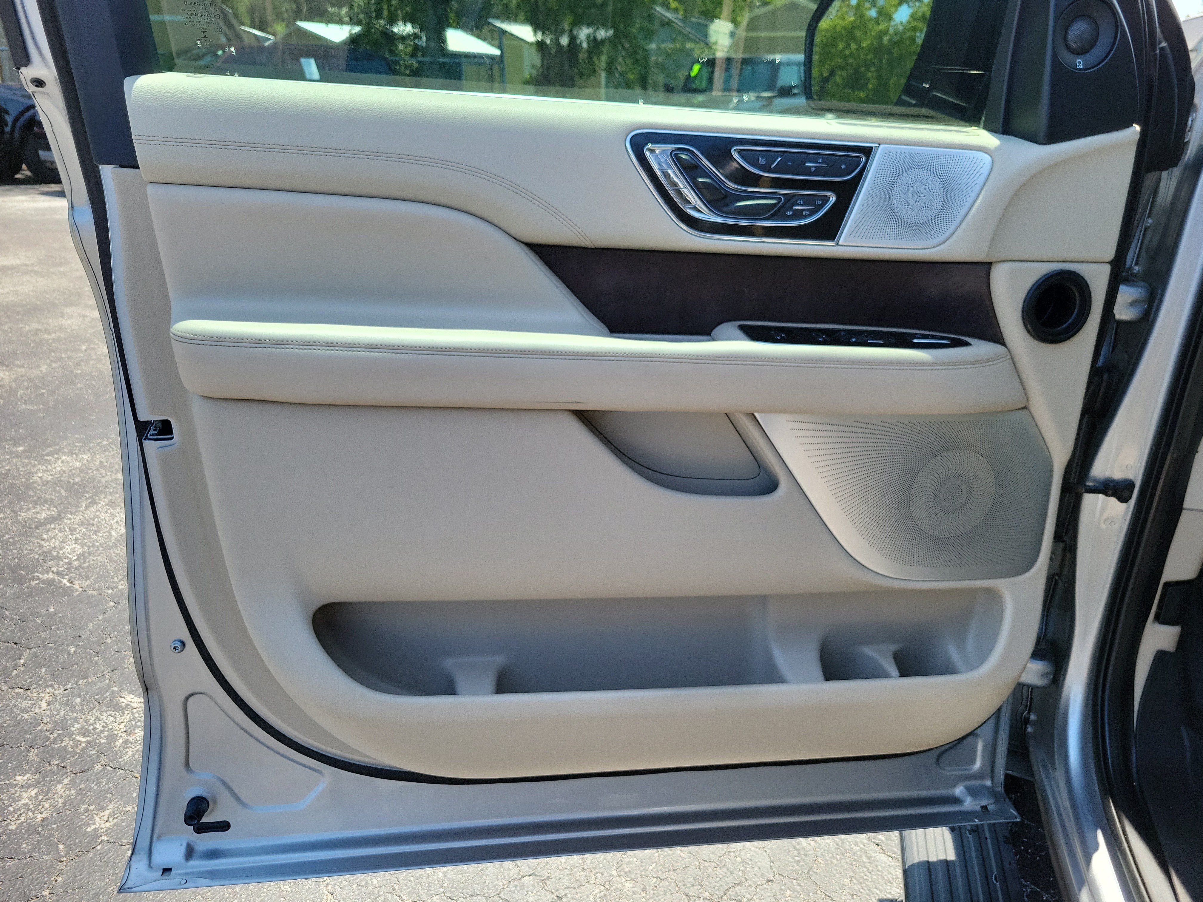 Used 2021 Lincoln Navigator Reserve w/ Luxury Package AWD/4WD image 17