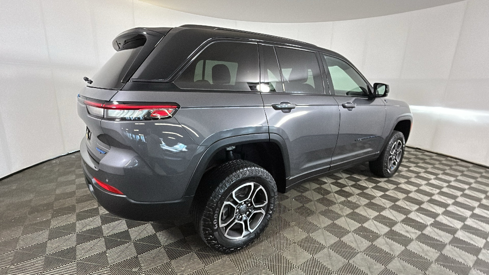Used 2022 Jeep Grand Cherokee Trailhawk AWD/4WD image 3