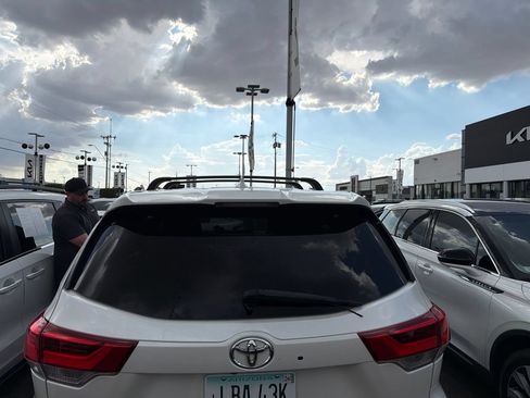Used 2018 Toyota Highlander Plus FWD image 9