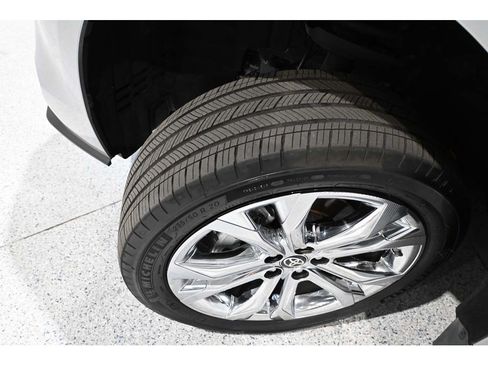 Used 2024 Toyota Sienna Platinum FWD image 11