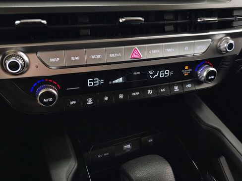 Used 2025 Kia Telluride LX FWD image 27
