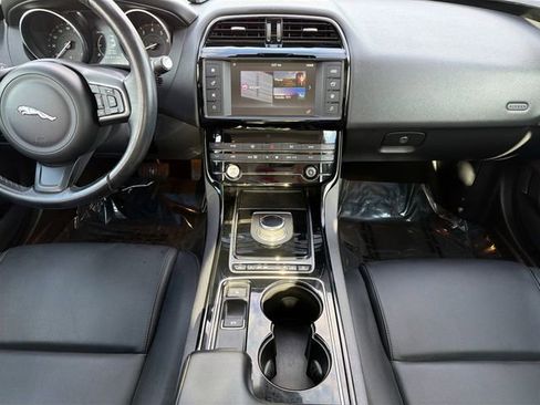 Used 2017 Jaguar XE image 18