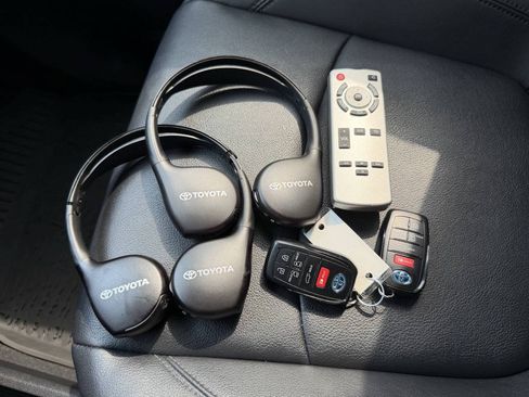 Used 2025 Toyota Sienna XLE Woodland Edition AWD/4WD image 22