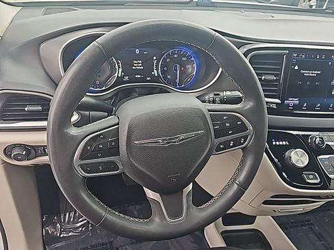 Used 2022 Chrysler Pacifica Touring-L image 19