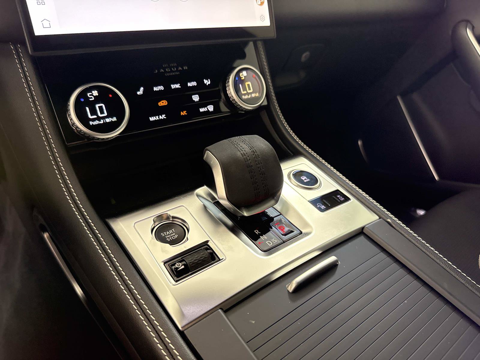 Certified 2026 Jaguar F-PACE R-Dynamic S AWD/4WD image 27