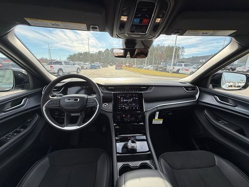 New 2025 Jeep Grand Cherokee Altitude image 12