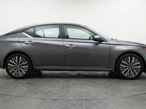 Used 2025 Nissan Altima 2.5 SV FWD image 11