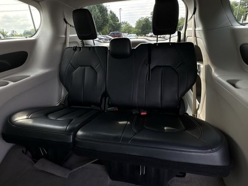 Used 2023 Chrysler Pacifica Touring-L FWD image 25