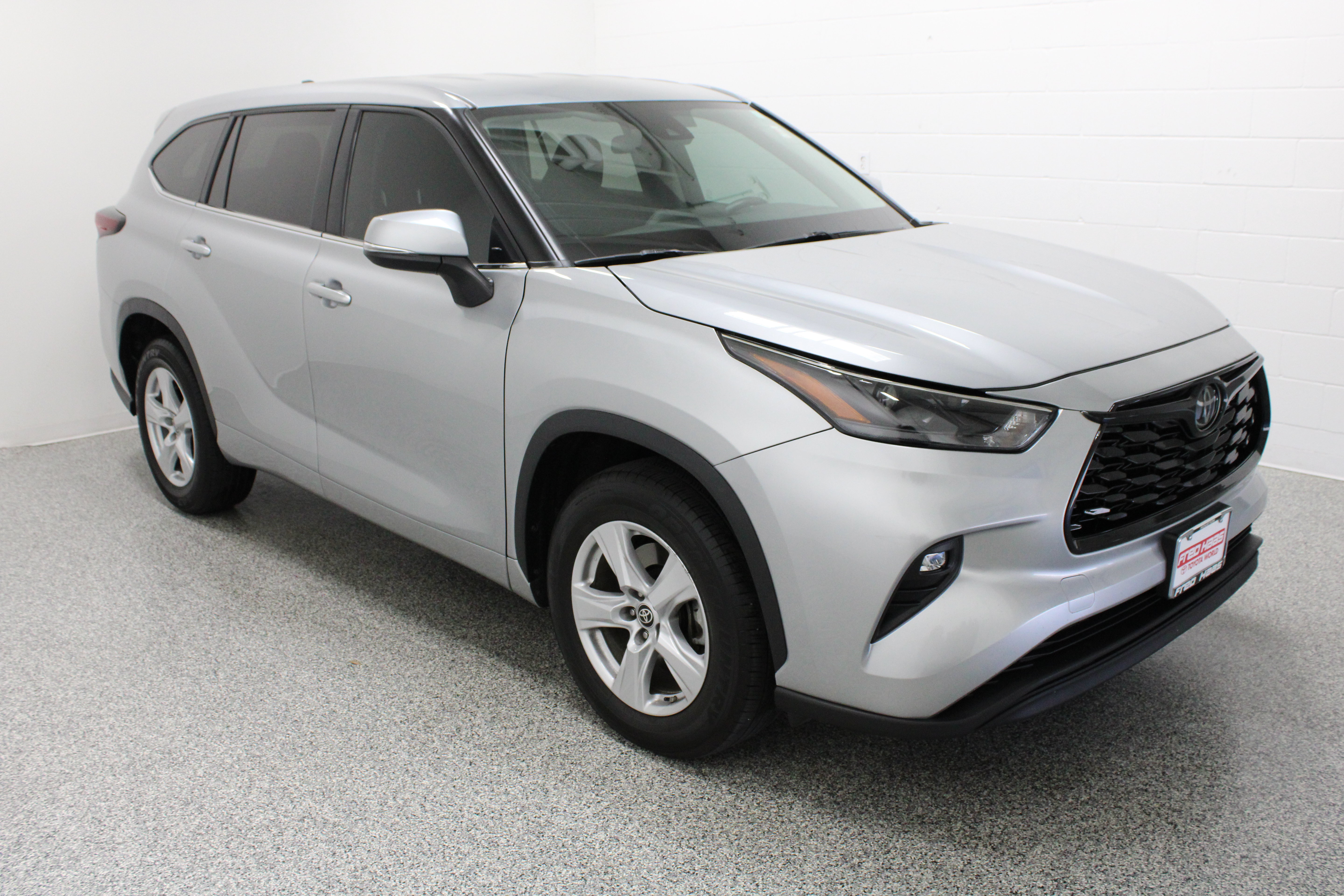 Used 2025 Toyota Highlander LE FWD image 4