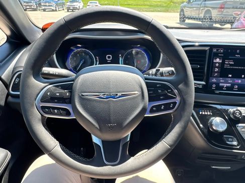 Used 2025 Chrysler Pacifica Select FWD image 11