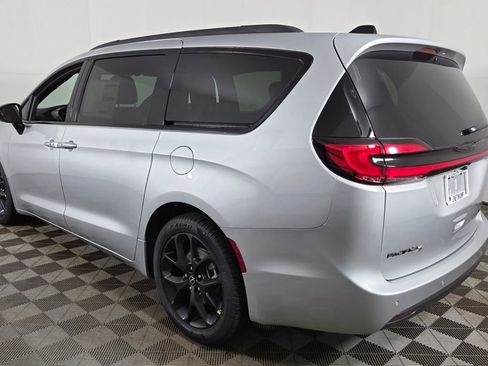 New 2026 Chrysler Pacifica Limited image 5