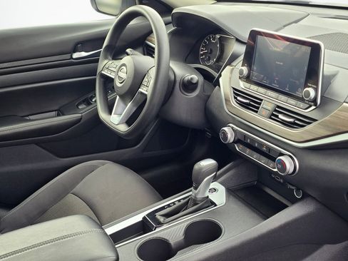 Used 2025 Nissan Altima 2.5 SV FWD image 27