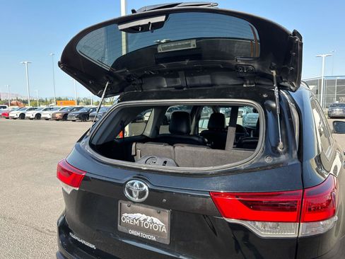 Used 2018 Toyota Highlander SE w/ Carpet Mat Package (TMS) AWD/4WD image 16