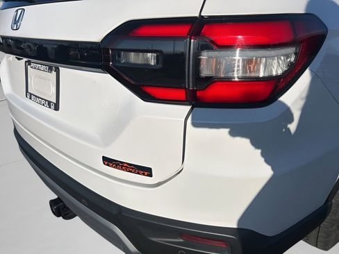 Used 2023 Honda Pilot TrailSport image 14