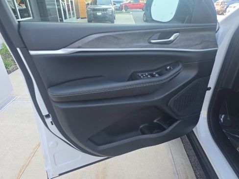 New 2026 Jeep Grand Cherokee Altitude AWD/4WD image 10