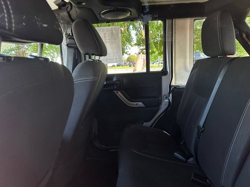 Used 2014 Jeep Wrangler Unlimited Sahara w/ Connectivity Group AWD/4WD image 17