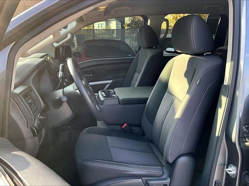 Used 2024 Nissan Titan SV image 7