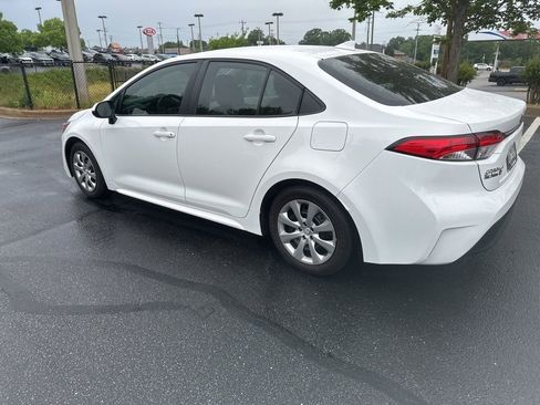 Used 2025 Toyota Corolla LE FWD image 5