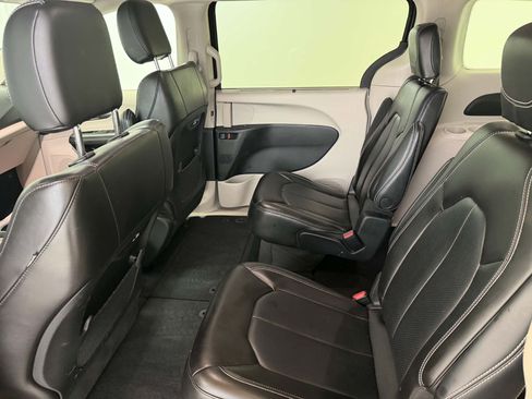Used 2023 Chrysler Pacifica Touring-L FWD image 34