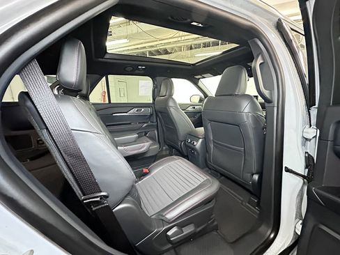 New 2026 Ford Explorer ST-Line w/ ST-Line Street Pack image 4