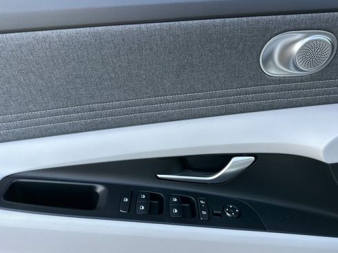 Used 2025 Hyundai Elantra Limited image 10