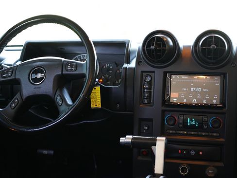 Used 2005 HUMMER H2 SUT w/ Preferred Equipment Group AWD/4WD image 10