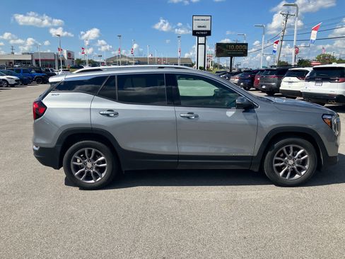 Used 2024 GMC Terrain SLT w/ Tech Package FWD image 8