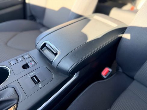 Used 2023 Toyota Highlander L image 19