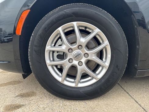 Used 2024 Chrysler Pacifica Touring-L image 10