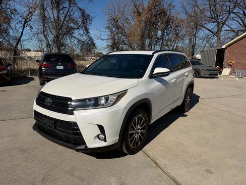Used 2018 Toyota Highlander SE image 3