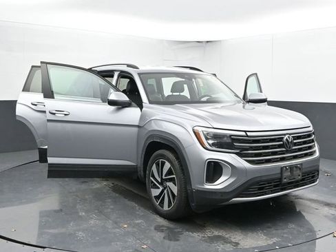 Used 2024 Volkswagen Atlas SE image 30
